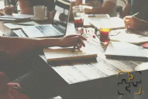 En stærk organisationskultur spiller en afgørende rolle, i at forme et sundt og effektivt arbejdsmiljø. Kulturen består af 3 overordnede niveauer, artefakter, skueværdier og de grundlæggende antagelser.